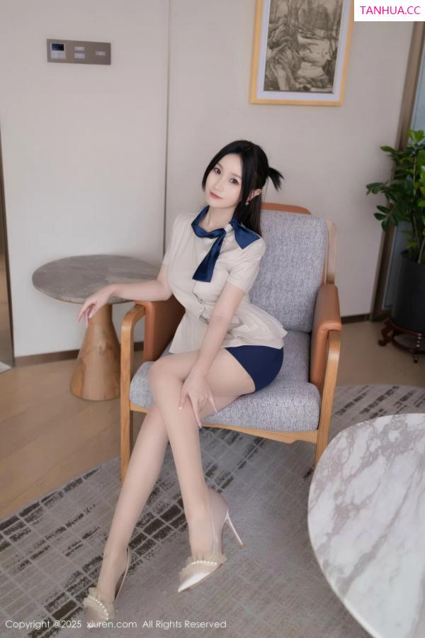   [XiuRen]高清写真图 2025.08.27 No.10697 杏子Yada 性感OL第3张图片